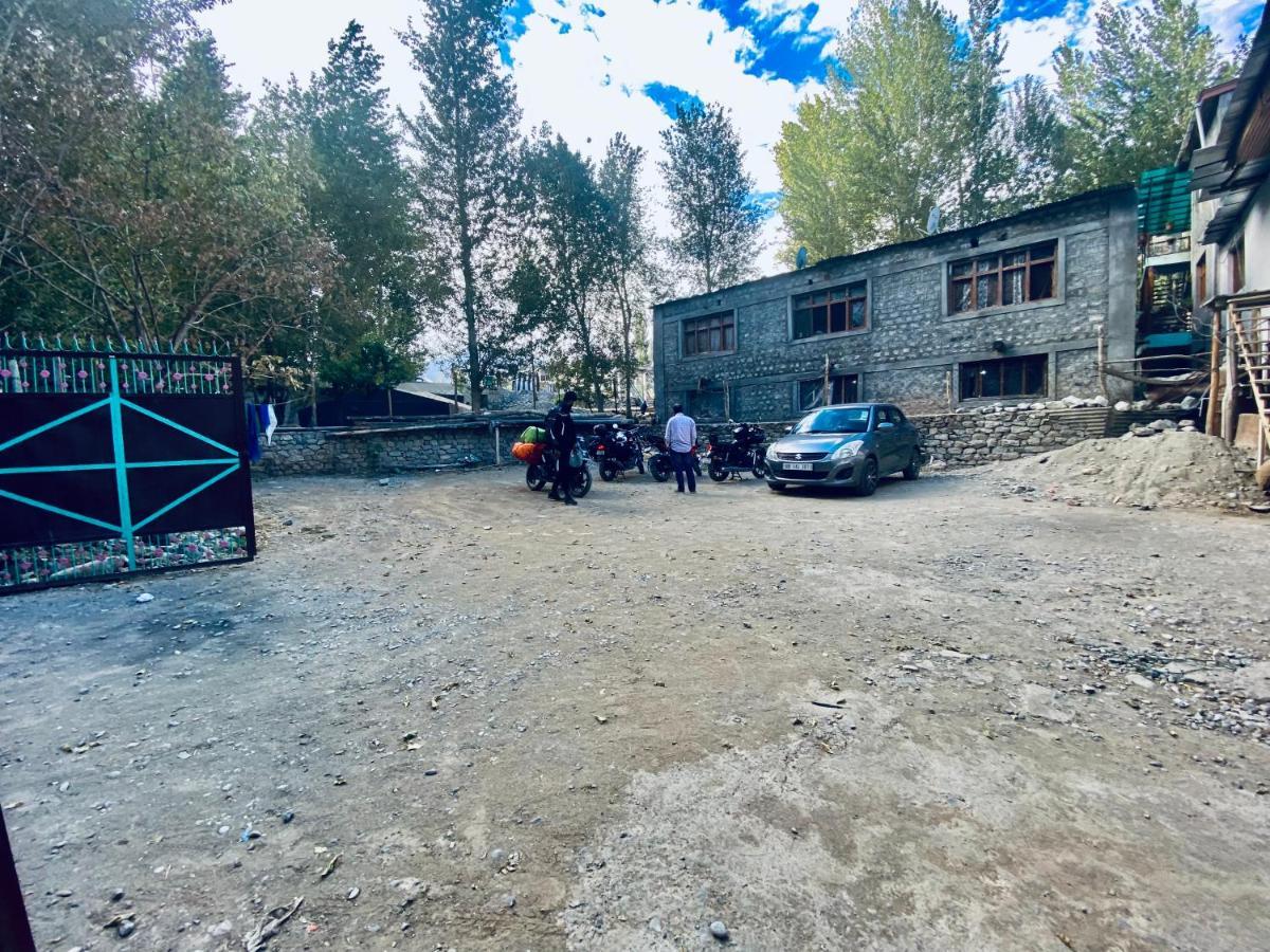 Hotel Border View Kargil Esterno foto