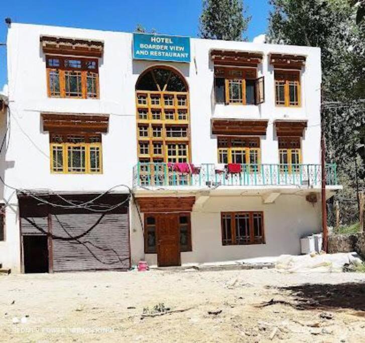 Hotel Border View Kargil Esterno foto