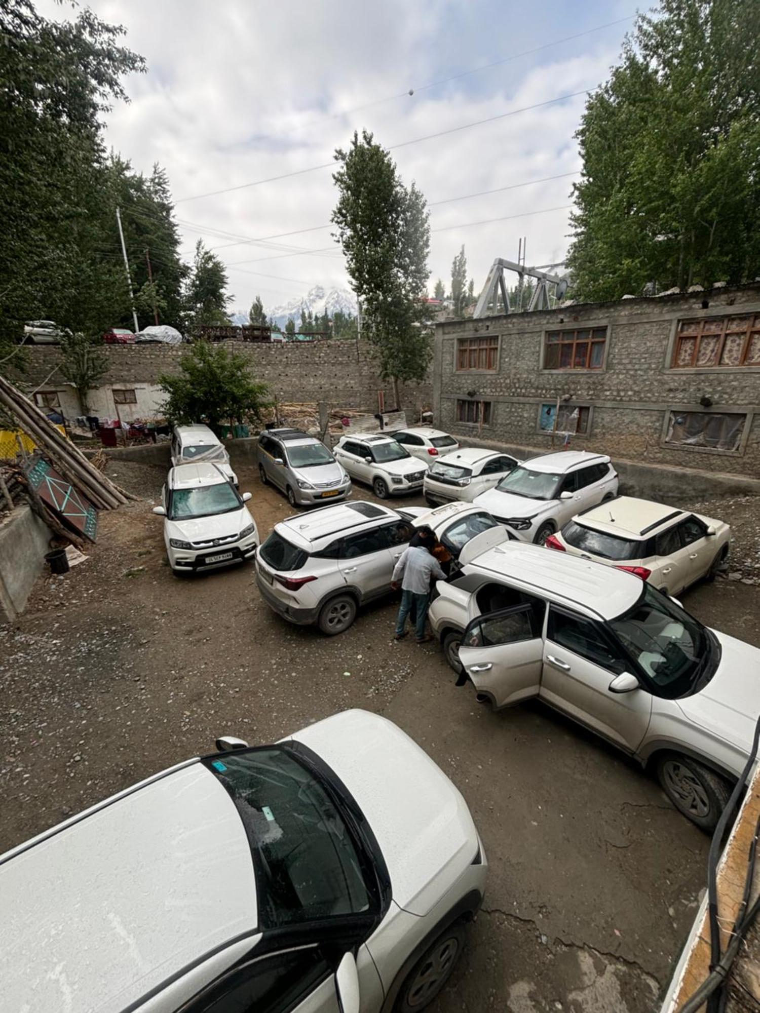 Hotel Border View Kargil Esterno foto