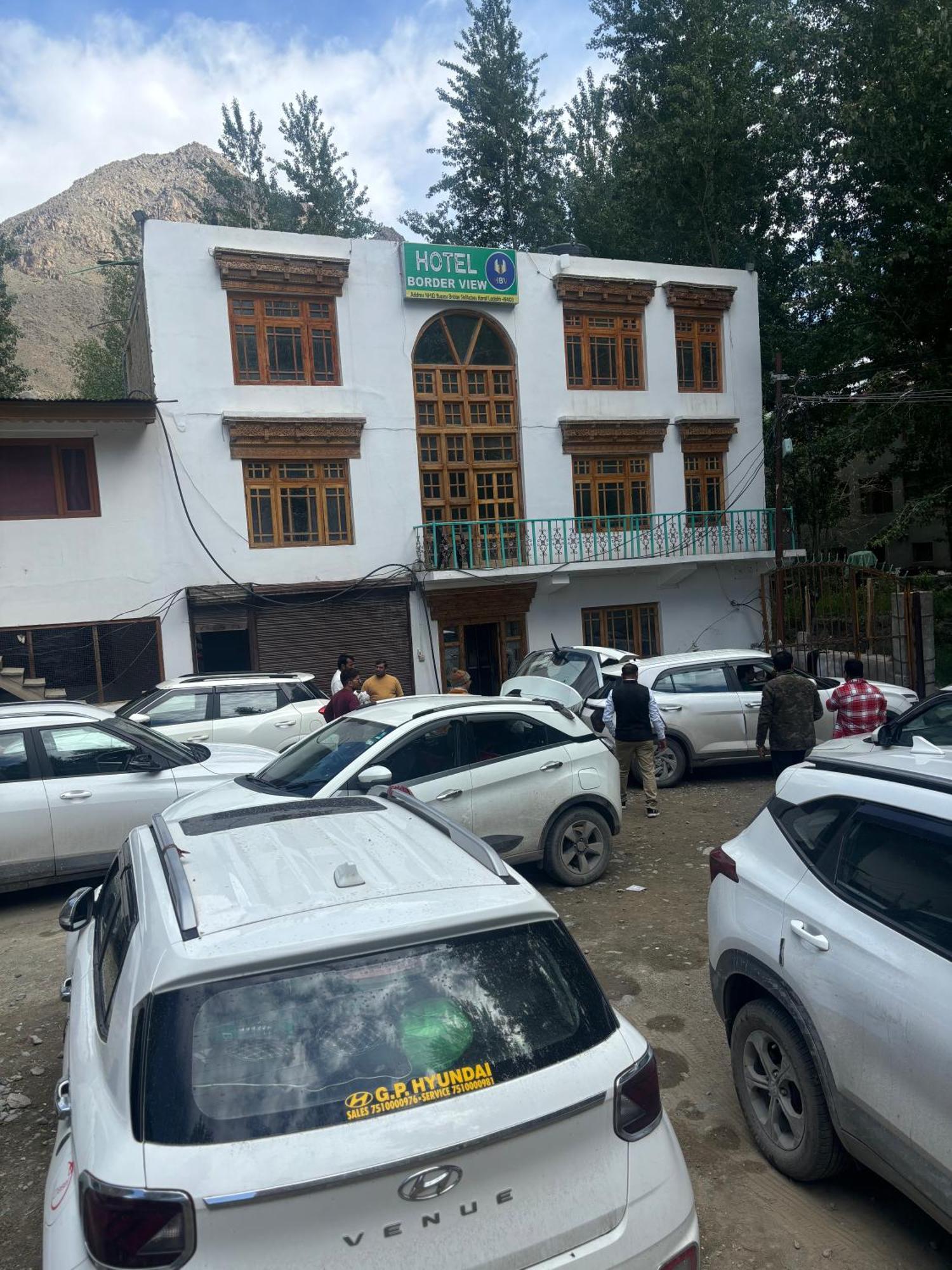 Hotel Border View Kargil Esterno foto